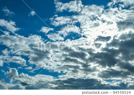 Blue sky with thunderclouds. The sun breaks 94558524