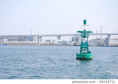 漂浮在海中的浮標 94558712