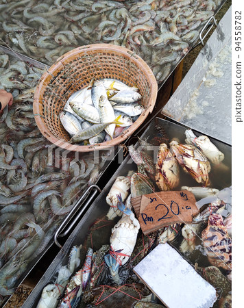 Fresh fish and other seafood are on sale in wet markets. It is placed in a flea for the customer to choose. Placed the price tag for convenience. Fresh fish and other seafood are on sale in wet markets. It is placed in a flea for the customer to choose. Placed the price tag for convenience. 94558782