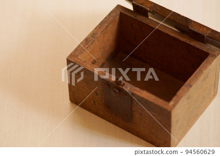 old wooden box 94560629
