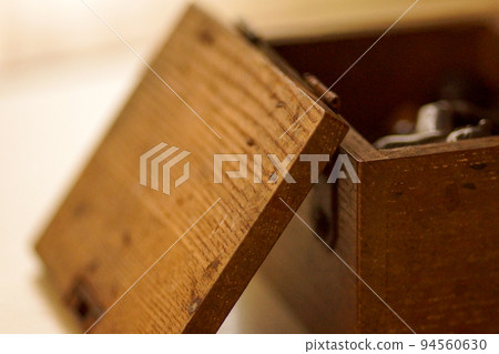 old wooden box 94560630