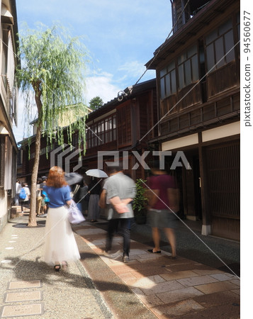 Kanazawa's Higashi Chaya district bustling with tourists 94560677