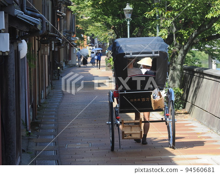 一輛人力車穿過金澤市和町茶屋區 一輛人力車穿過金澤市和町茶屋區 94560681