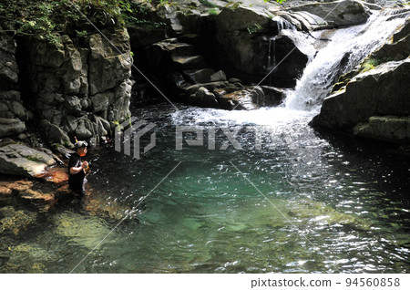 Take underwater photos at the waterfall basin Take underwater photos at the waterfall basin 94560858