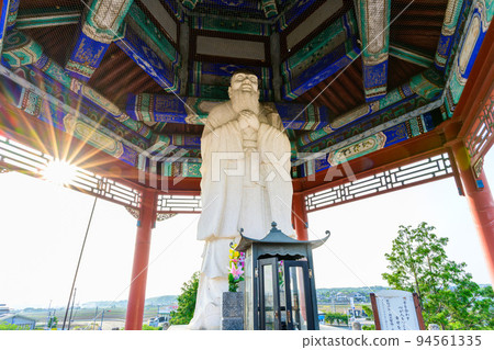 宮廷建築風格“夕陽映襯下的石像和宮廷風光” 旅遊景點：有明之里四水孔子公園 94561335