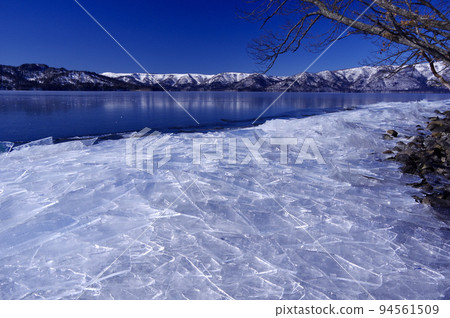 日本北海道屈斜路湖的藍天和冰湖 94561509