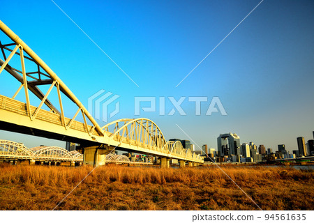 從大阪淀川河床看梅田街景 從大阪淀川河床看梅田街景 94561635