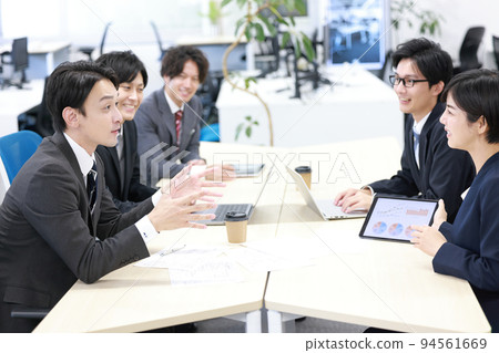 由 2 人組成的團隊推銷和提問_businessmen_2 由 2 人組成的團隊推銷和提問_businessmen_2 94561669