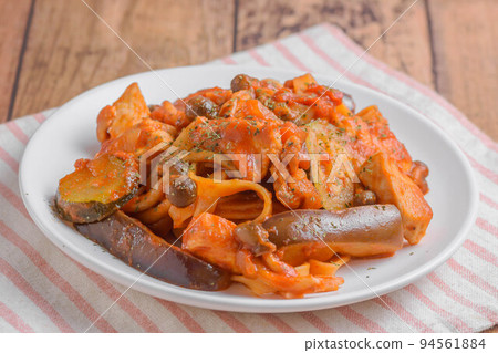 茄子雞肉番茄醬意大利面 94561884