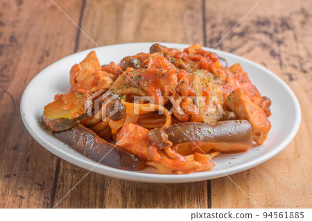 茄子雞肉番茄醬意大利面 94561885