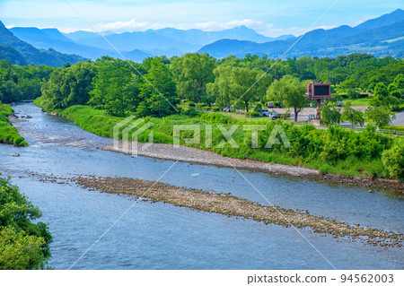 利根川的風景，谷川山脈，地藏橋上游的景色，初夏 94562003