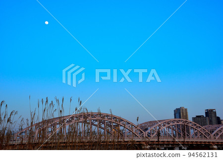 從大阪淀川河床看梅田的夜景 從大阪淀川河床看梅田的夜景 94562131