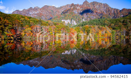 Autumn leaves pond 94562415