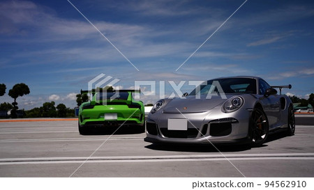 兩輛保時捷 911GT3RS 站在停車場 94562910