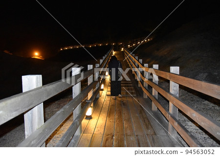 北海道登別溫泉的妖火路上行走的女人 94563052