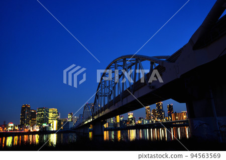 從大阪淀川河床看梅田的夜景 從大阪淀川河床看梅田的夜景 94563569
