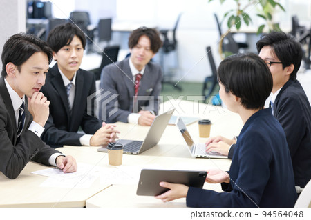 A businessman listening seriously and a salesperson giving a presentation_1 A businessman listening seriously and a salesperson giving a presentation_1 94564048