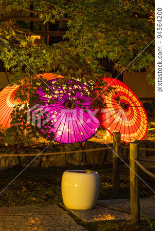 京都東山的秋天，松林寺，秋葉燈火通明，日本雨傘 94564200