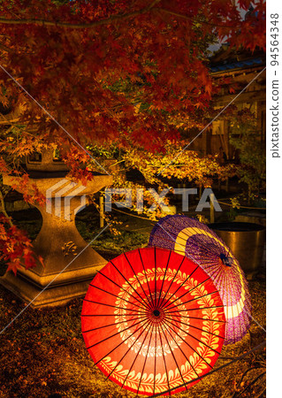 Autumn in Higashiyama, Kyoto Shorin-ji Temple, illuminated autumn leaves and Japanese umbrellas 94564348