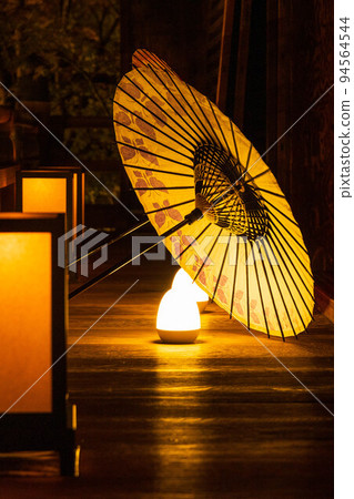 Autumn in Higashiyama, Kyoto Shorinji Temple Light up Japanese umbrella 94564544