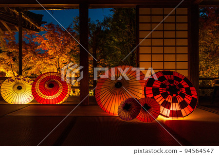 Autumn in Higashiyama, Kyoto Shorin-ji Temple, illuminated autumn leaves and Japanese umbrellas Autumn in Higashiyama, Kyoto Shorin-ji Temple, illuminated autumn leaves and Japanese umbrellas 94564547