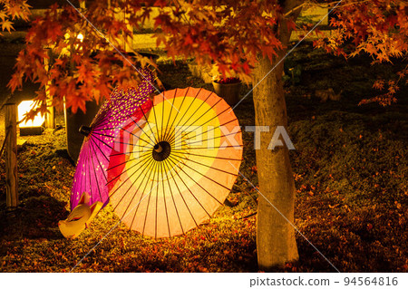 京都東山的秋天,松林寺,秋葉燈火通明,日本雨傘 京都東山的秋天,松林寺,秋葉燈火通明,日本雨傘 94564816