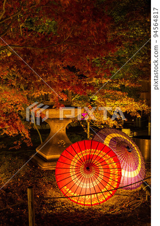 京都東山的秋天,松林寺,秋葉燈火通明,日本雨傘 京都東山的秋天,松林寺,秋葉燈火通明,日本雨傘 94564817