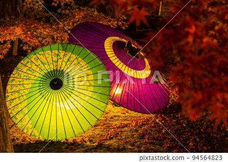 京都東山的秋天，松林寺，秋葉燈火通明，日本雨傘 94564823