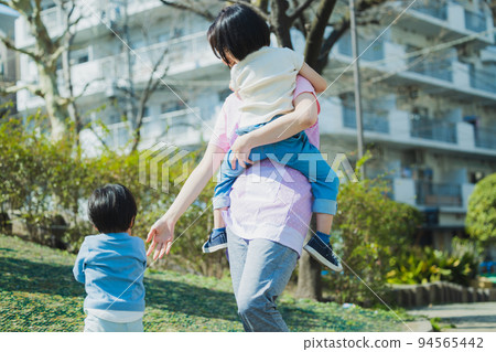 公園,孩子,幼兒園老師 公園,孩子,幼兒園老師 94565442