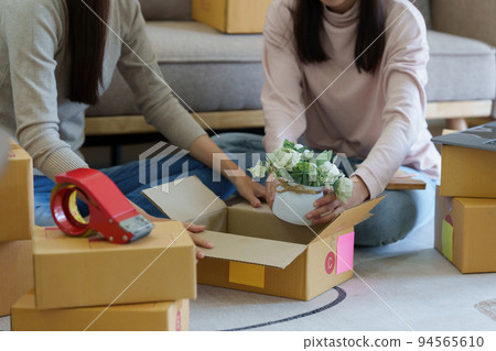 Asian SME business woman with partner working at home office. online shopping concept 94565610