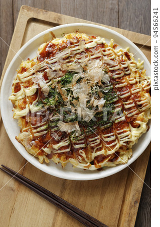 Okonomiyaki Kansai-style mayonnaise Green seaweed dried bonito topping 94566241