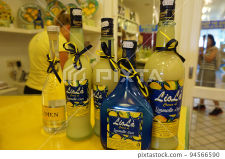 在意大利卡普里島出售的檸檬酒 94566590