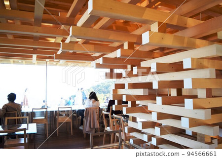 隈研吾在熱海的 ACAO FOREST 設計的咖啡廳 COEDA HOUSE 內部 94566661