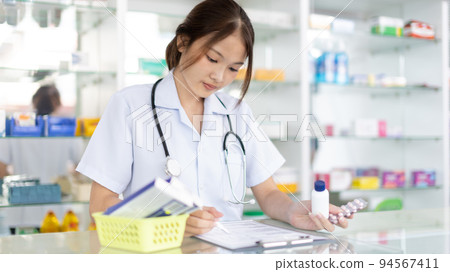Pharmacists are listing prescription drugs, List Items in the clipboard, Working in a pharmacy or hospital, Pharmacists give advice and help to patients who come in for treatment. Pharmacists are listing prescription drugs, List Items in the clipboard, Working in a pharmacy or hospital, Pharmacists give advice and help to patients who come in for treatment. 94567411
