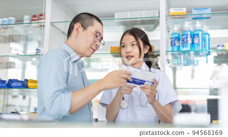 Specialist pharmacists provide advice and assistance to patients who come into the pharmacy or clinic, Prescribe medication as prescribed by a doctor, Service and assistance to patients, Pharmacy. Specialist pharmacists provide advice and assistance to patients who come into the pharmacy or clinic, Prescribe medication as prescribed by a doctor, Service and assistance to patients, Pharmacy. 94568169