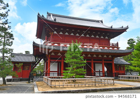 The majestic Sanmon Gate of Myoshinji Temple in Kyoto, visited on a summer morning The majestic Sanmon Gate of Myoshinji Temple in Kyoto, visited on a summer morning 94568171