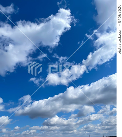 有許多雲彩的晴朗的天天空 有許多雲彩的晴朗的天天空 94568626