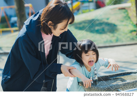 公園,孩子,幼兒園老師 公園,孩子,幼兒園老師 94568827