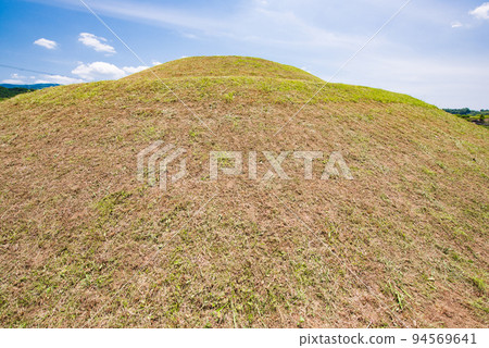 Kanayama Kofun, a double-circle burial mound in Kanan Town, Osaka Prefecture Kanayama Kofun, a double-circle burial mound in Kanan Town, Osaka Prefecture 94569641