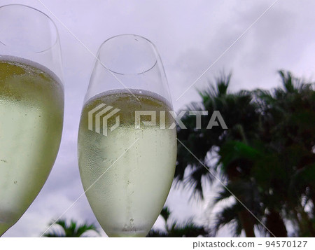 指向天空的香檳酒杯 指向天空的香檳酒杯 94570127