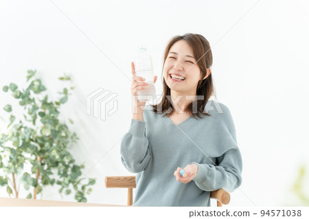 女性美容水 94571038