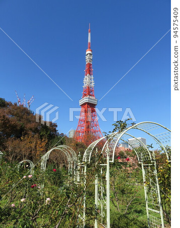 公園裡的藍天和花壇 公園裡的藍天和花壇 94575409