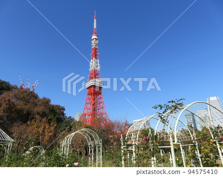 公園裡的藍天和花壇 公園裡的藍天和花壇 94575410