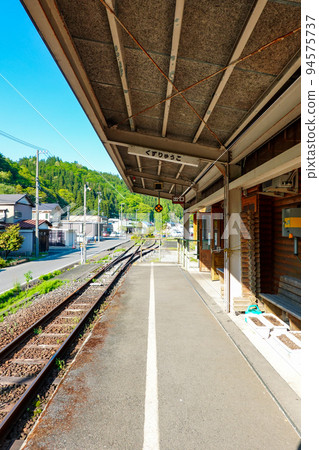 JR Kuzuryuko Station (Ono City, Fukui Prefecture), a terminal station in the mountains integrated with a roadside station JR Kuzuryuko Station (Ono City, Fukui Prefecture), a terminal station in the mountains integrated with a roadside station 94575737