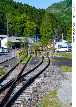 JR Kuzuryuko Station (Ono City, Fukui Prefecture), a terminal station in the mountains integrated with a roadside station JR Kuzuryuko Station (Ono City, Fukui Prefecture), a terminal station in the mountains integrated with a roadside station 94575738
