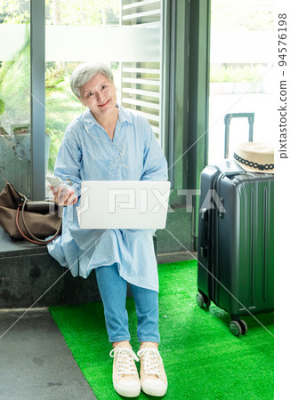 放鬆，假期，旅行，60 歲的微笑，快樂的年輕女人，等待旅行時間 94576198