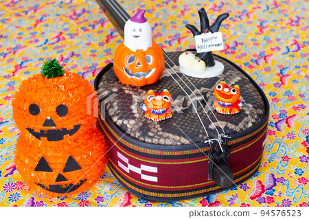 Halloween in Okinawa (Sanshin, Shisa and Halloween toys) Halloween in Okinawa (Sanshin, Shisa and Halloween toys) 94576523