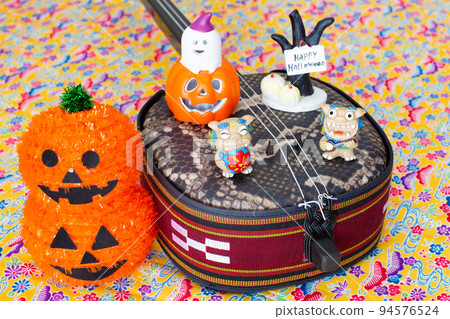 Halloween in Okinawa (Sanshin, Shisa and Halloween toys) Halloween in Okinawa (Sanshin, Shisa and Halloween toys) 94576524