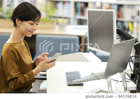 操作智能手機 1 的女商人 94576614