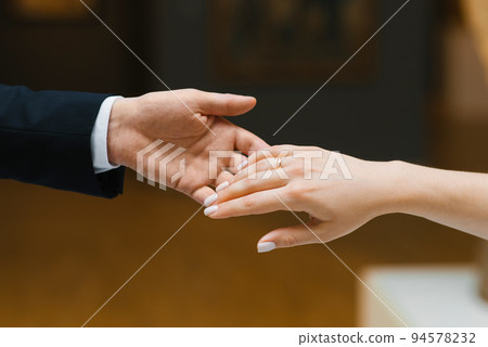 The groom extends his hand to the bride. Close-up 94578232